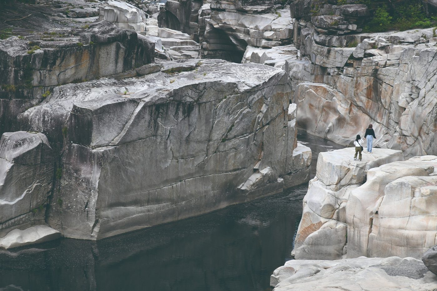中山道の渓谷を望む旅人